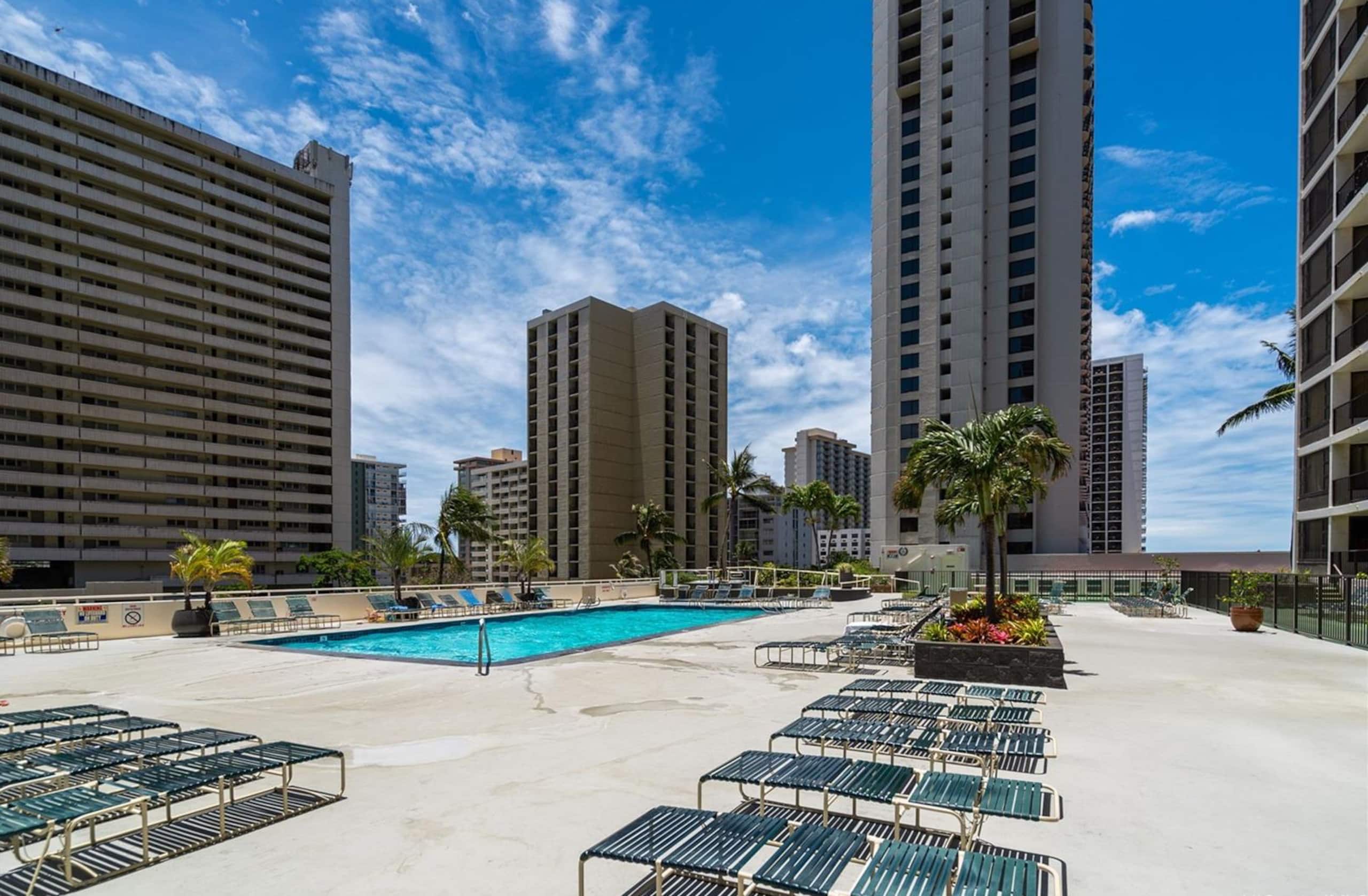 Dream Waikiki Apt Free Parking 1 Block from Beach - Image 18