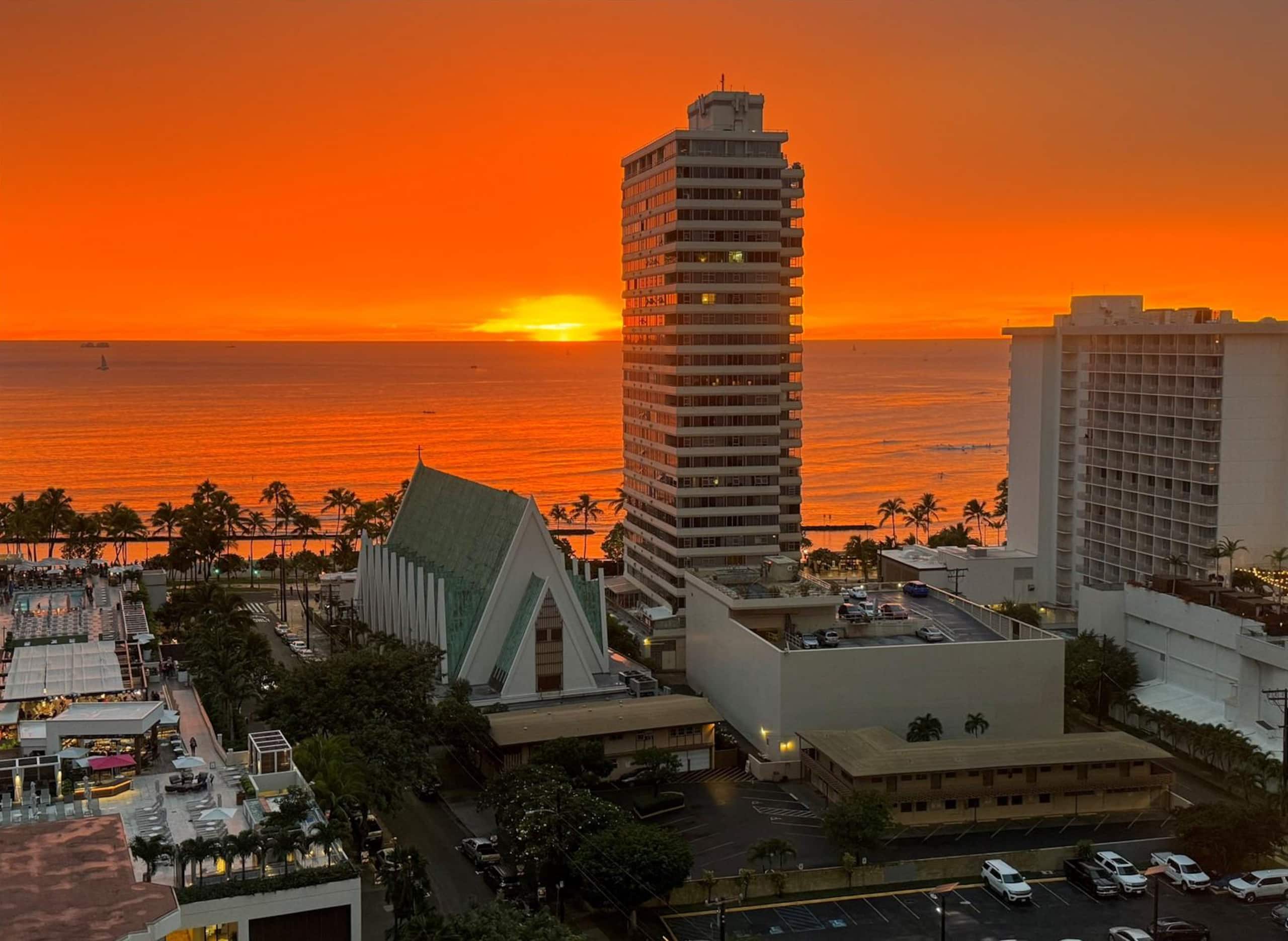 Dream Waikiki Apt Free Parking 1 Block from Beach - Image 20