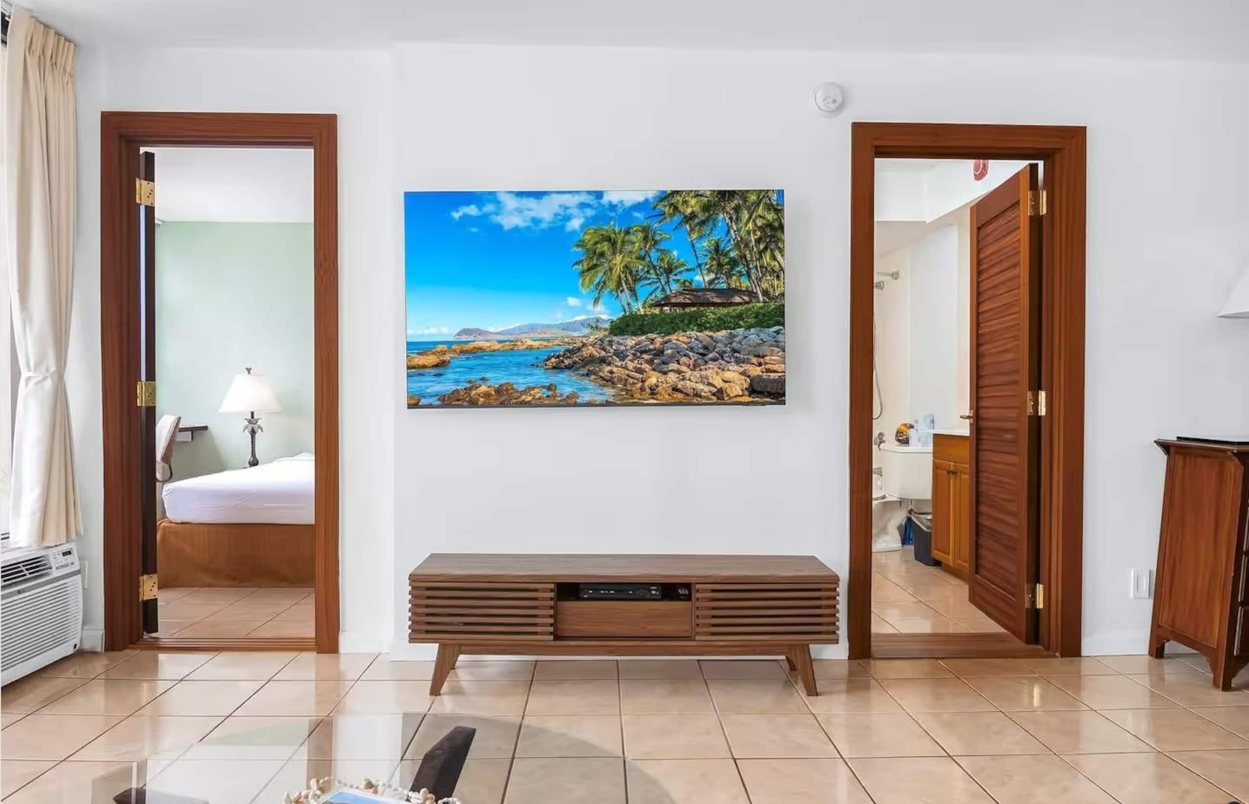 Dream Waikiki Apt Free Parking 1 Block from Beach - Image 2