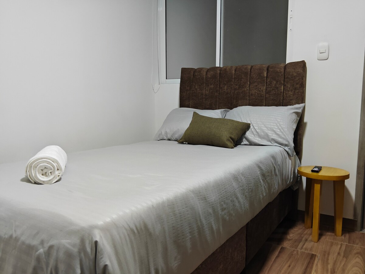 سرير فردي.
تلفزيون 40 بوصة مع نيتفليكس وأكثر من 100 قناة تلفزيونية ومنصة مع أكثر من 200 فيلم. 