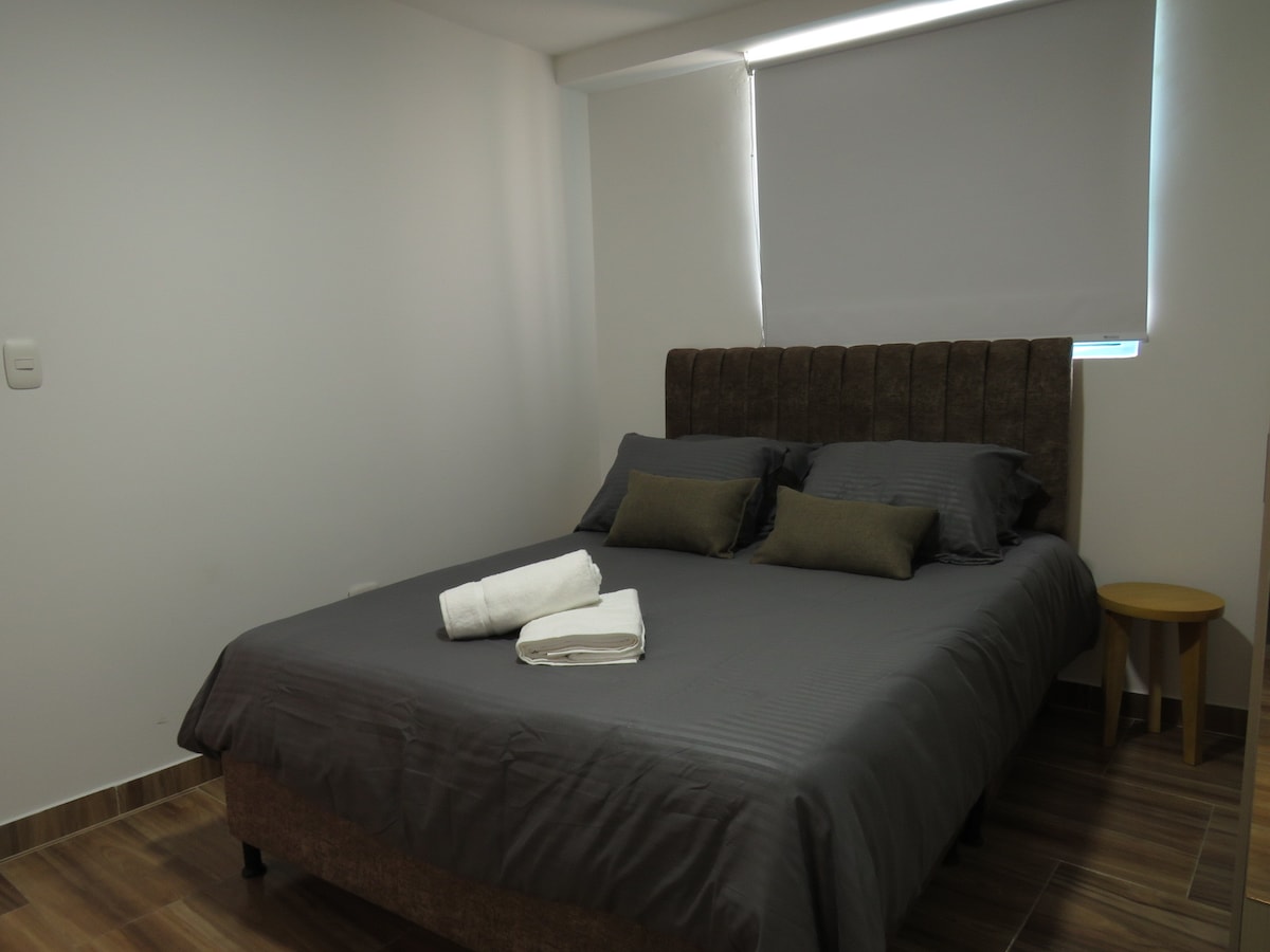 غرفة بسرير مزدوج ونافذة وحمام خاص بماء ساخن.
مرايا الوجه والجسم.
خزانة مع شماعات ملابس ومكواة.
تلفزيون 40 بوصة مع نيتفليكس وأكثر من 100 قناة تلفزيونية ومنصة مع أكثر من 200 فيلم. 