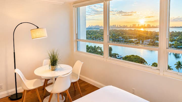 16th-floor Bay Views | 2 Queens + Free Valet - Miami Beach, FL