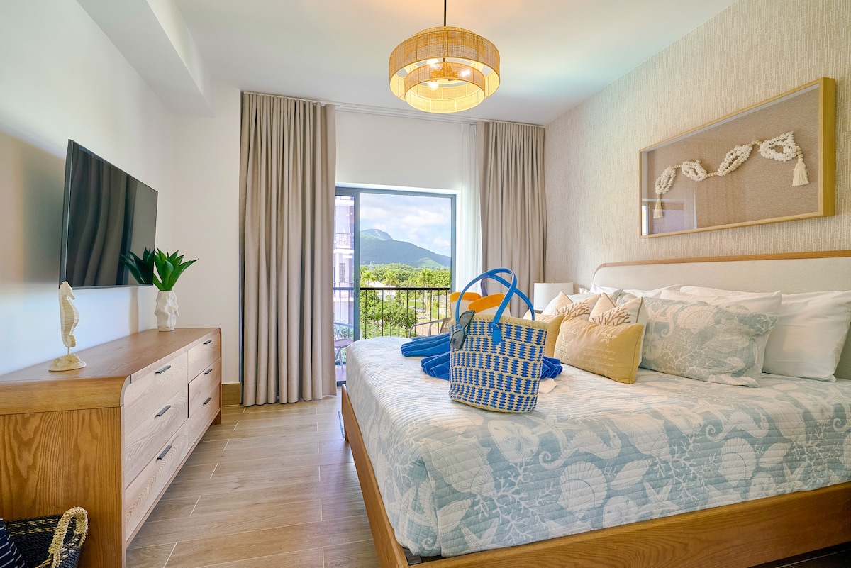 غرفة نوم رئيسية واسعة مع سرير مريح بمقاس كينج، تلفزيون 50 بوصة، ستائر تعتيم، مكيف هواء، طاولات بجانب السرير مع مصابيح، وسائد إضافية، بطانيات ومناشف. استمتع بالوصول المباشر إلى الشرفة مع حمام سباحة جميل وإطلالة على الجبل.