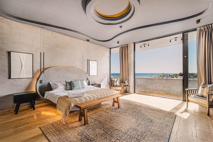 Главна спална соба со брачен кревет (широк 180 – 200 см) и сопствен балкон