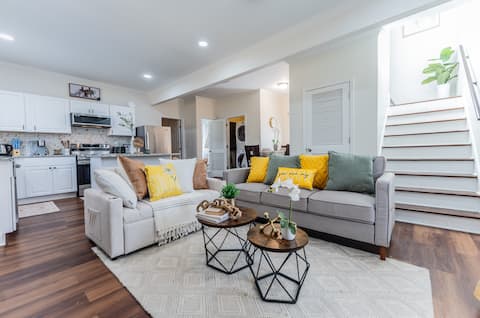 Top performing Airbnb: Modern 5BR • Game • BBQ • Fire Pit • Near Stadium in Lakewood Heights