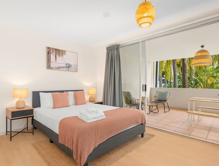 Bright Urban Getaway W/ Lagoon Pool & Garden Views - ブリスベン