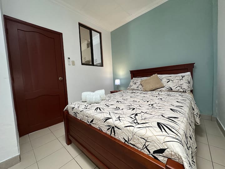 เพลิดเพลินกับความเป็นส่วนตัวทั้งหมดในห้องนอนใหญ่ มีเตียงคู่ที่สะดวกสบาย ตู้เสื้อผ้าขนาดใหญ่ และสมาร์ททีวีขนาด 42 นิ้ว มีเครื่องปรับอากาศให้พักผ่อนอย่างเย็นสบาย (ห้องน้ำอยู่ในห้องนั่งเล่น)