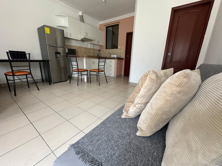 ห้องสวีทเอ็กเซกคิวทีฟ: เหมาะสำหรับกลุ่ม (ไม่เกิน 4 คน) เพลิดเพลินกับเตียงขนาด 1.5 ที่นอนสบายในห้องนั่งเล่น พร้อมเตียงโซฟาเสริม รองรับได้ 2 คนในเตียงคู่ในห้องนอนและ 2 คนในห้องนั่งเล่น 