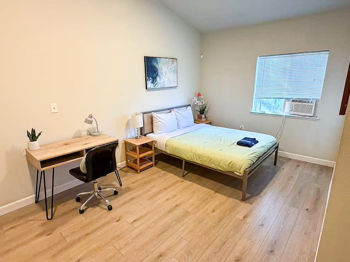 Самостоятелна спалня с двойно легло, специално работно пространство и климатик.