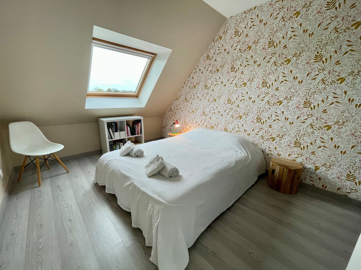 ห้องนอนพร้อมเตียงคู่ 140 x 200 ซม. ชั้นบน