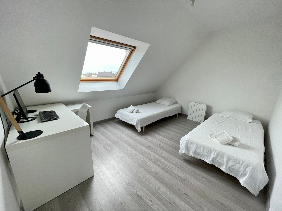 ห้องนอน 2 เตียงเดี่ยวขนาด 190 x 200 ซม. ที่สามารถเลื่อนเข้าด้วยกันได้ + พื้นที่ทำงานทางไกล (มีหน้าจอและแป้นพิมพ์)