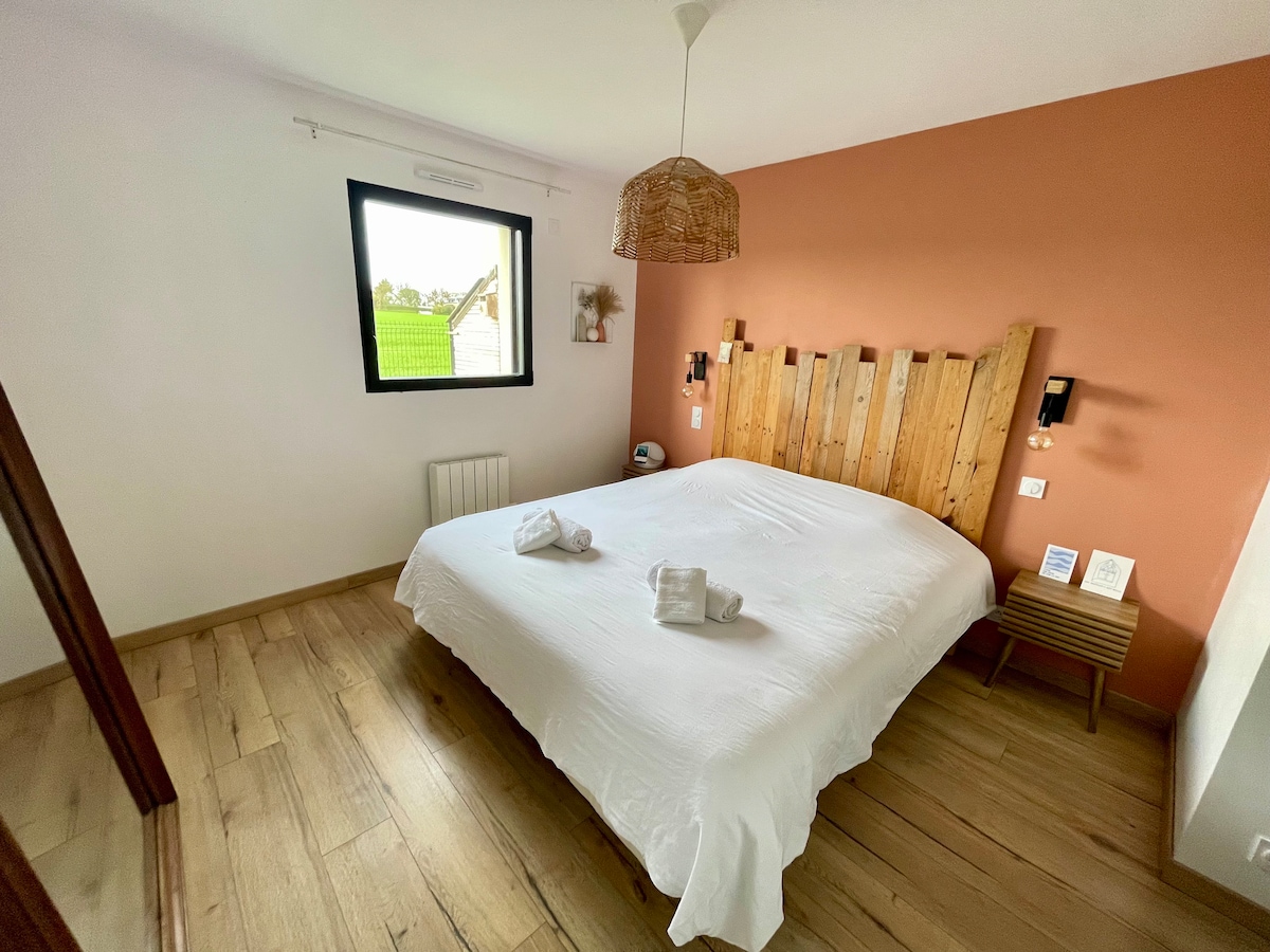 ห้องสวีทใหญ่พร้อมเตียงคิงไซส์ (180 x 200 ซม.) ห้องแต่งตัว ห้องน้ำพร้อมฝักบัวแบบวอล์คอิน ที่ชั้นล่าง