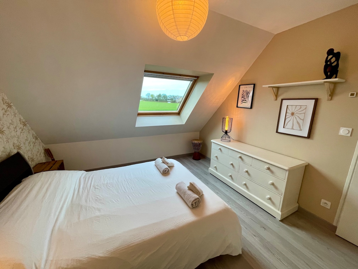 ห้องนอนพร้อมเตียงคู่ 140 x 200 ซม. ชั้นบน