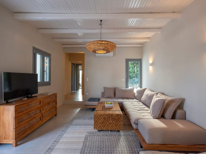 Seaside Modern Home With Jacuzzi - Antiparos