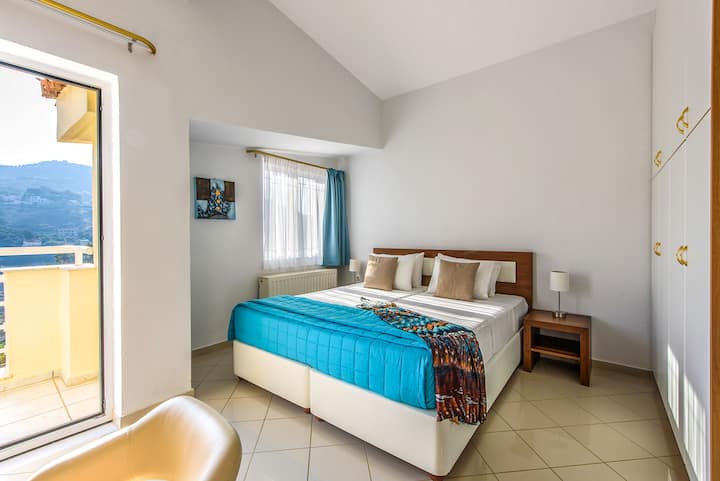 קומה ראשונה - חדר שינה 3 עם שתי מיטות יחיד ומרפסת פרטית עם נוף לים