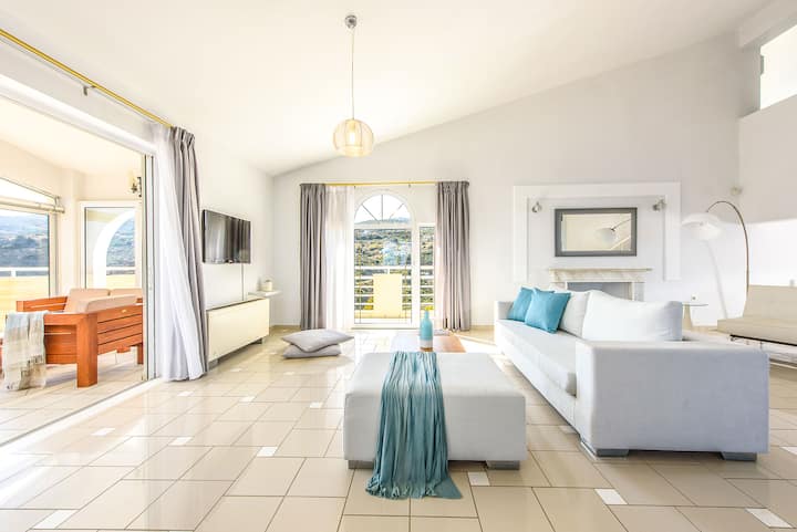 קומת קרקע - סלון מרווח ופתוח ופינת אוכל מלאה באור טבעי ונוף לים