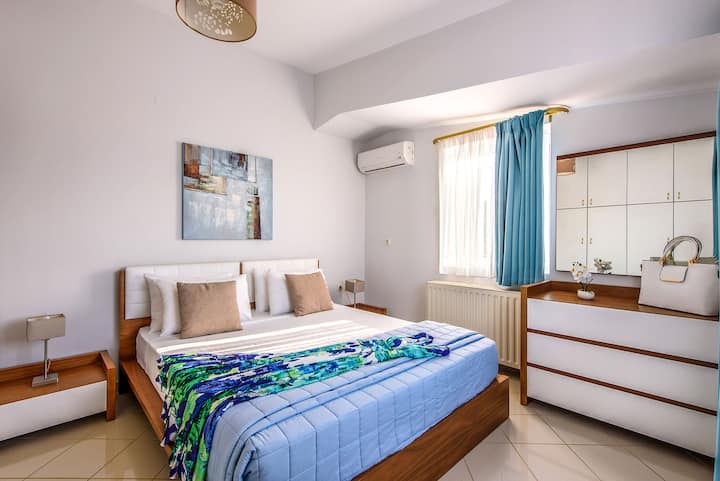 קומה ראשונה - חדר שינה 2 עם מיטת קווין סייז 