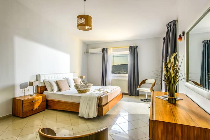 קומה ראשונה - חדר שינה ראשי 1 עם מיטת קווין סייז, אזור כושר, חדר כביסה, חדר רחצה צמוד ומרפסת פרטית עם נוף לים