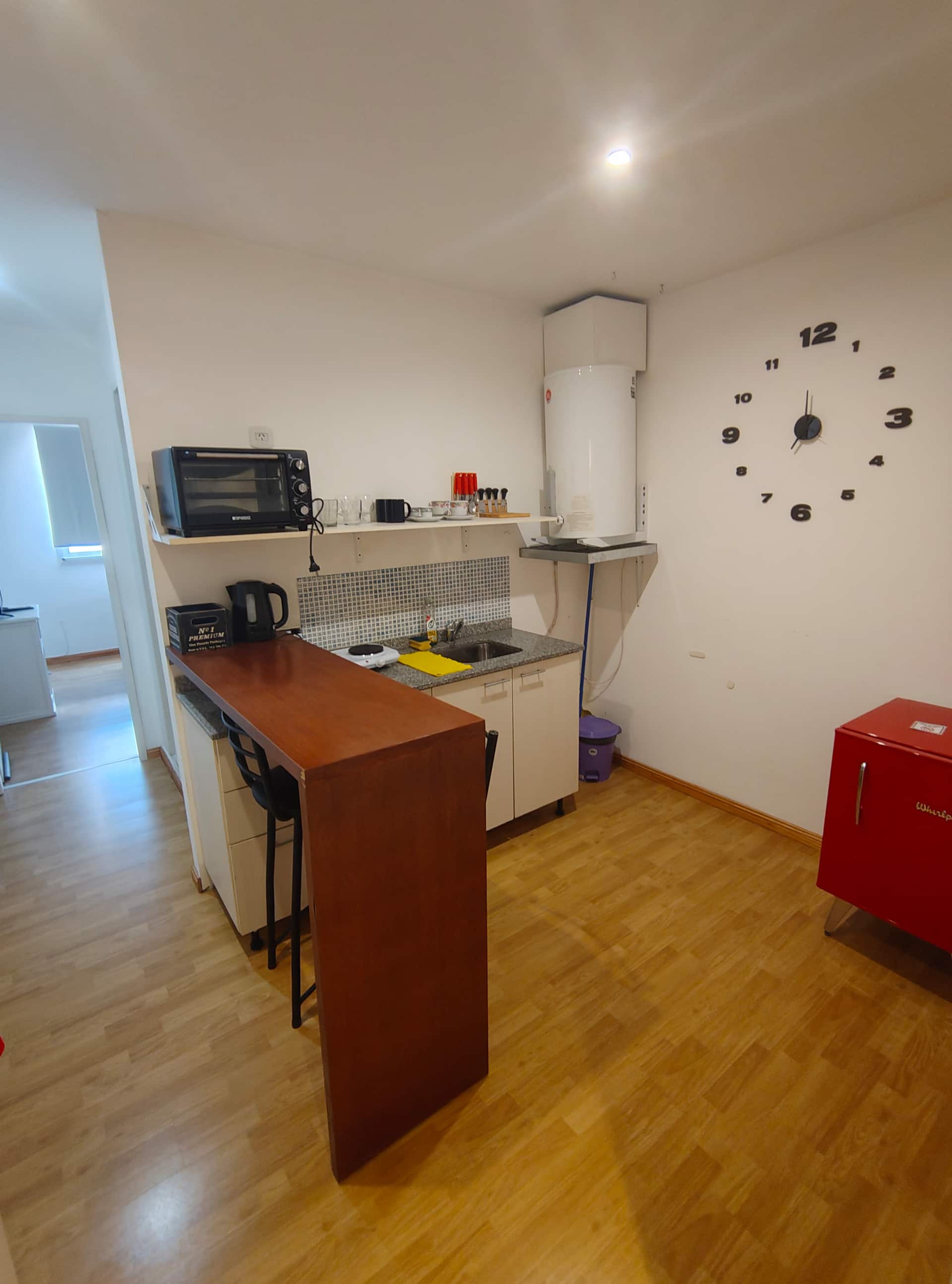 Practical studio apartment divided in the heart of downtown