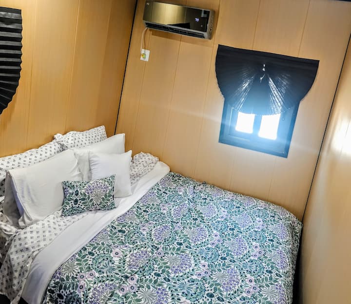 Kitanda cha ukubwa wa Queen chenye godoro la mseto, kinachounganisha starehe ya povu na utegemezo wa koili, kinatolewa na kitanda cha ziada cha sofa kinapatikana ili kumudu mgeni 1 wa ziada. Unaweza kudhibiti kiyoyozi chako mwenyewe na kupasha joto kwa mfumo wa mgawanyiko mdogo.