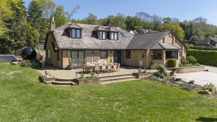 Cedar Farm: A Stunning 6 Bedroom Detached Home