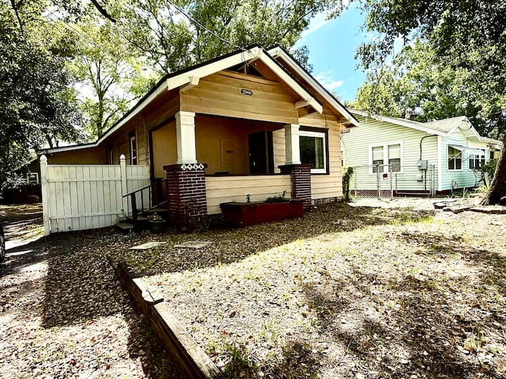 Work Crew Home With Parking & Kitchen - Jacksonville, FL