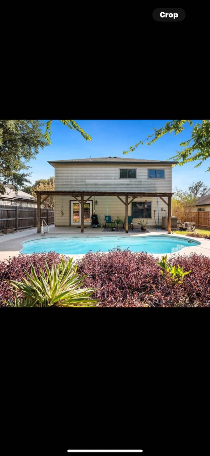 Sea World Sa Home With A Refreshing Pool - Helotes, TX