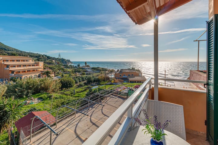 มันเป็นช่วงเวลาพักผ่อนและคุณสมควรได้รับการปฏิบัติที่ดีที่สุด! ยินดีต้อนรับสู่คอร์ฟู! มีวิวทะเลแบบพาโนรามาตลอดเวลา!