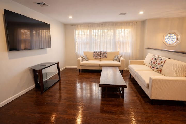 Cozy Bedroom In Shared Home - East Hartford - Hartford, CT