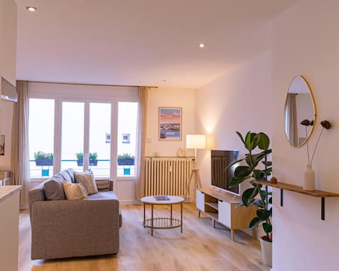 Popular Airbnb listing: Modern, Quiet & Bright • Near City Centre, Tramway in Grenoble