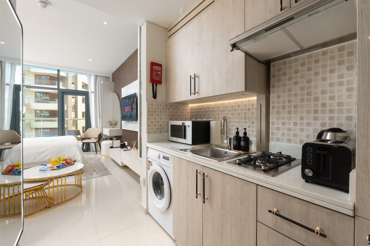 Popular Airbnb listing: Splendid Palm Stay, infinity pool & private beach in Palm Jumeirah