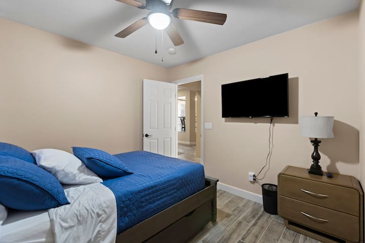 Downstairs Bedroom - Full bed w/ Trundle