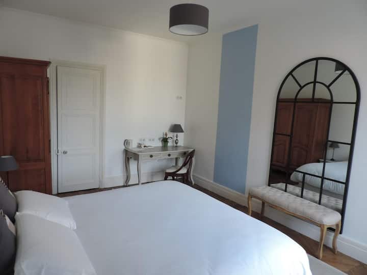 Habitación Harmonie: 1 cama doble (180x200cm) y una cama individual O 3 camas individuales (90x200cm). Ropa de cama de gran confort, almohada de memoria. Gran espejo. Baño contiguo. Escritorio.