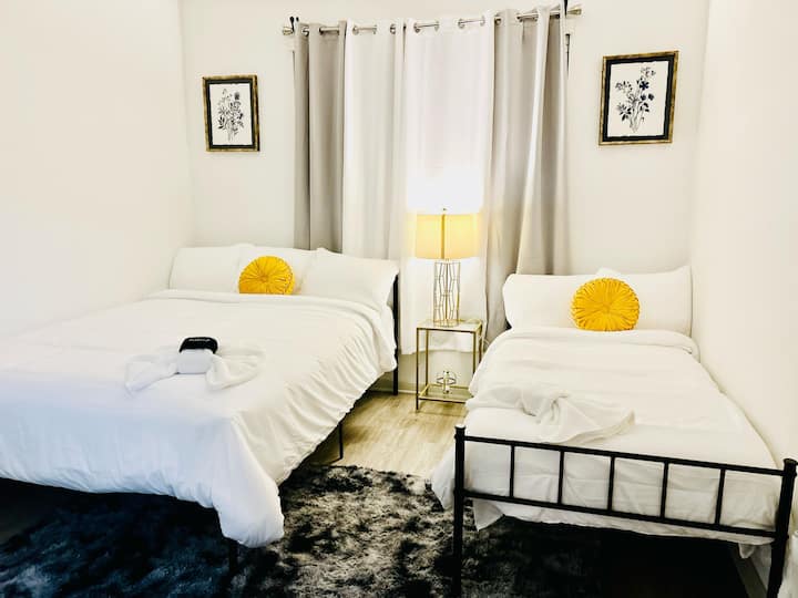 Dormitorio 1 
1 cama queen 1 cama doble  
Aire acondicionado, ropa de cama, ventilador de techo, almacenamiento de ropa, perchas, calefacción, plancha, persiana oscurecedora, etc.