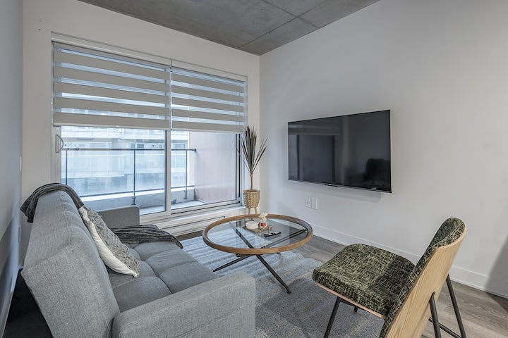 Luxury 1br Residence • Indoor Parking • Balcony - 라살르
