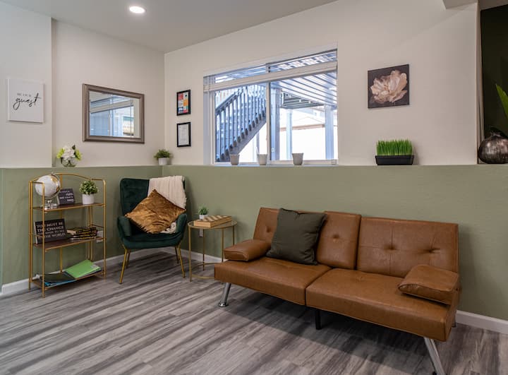 Stylish Luxury Suite: Hot Tub, Mini Golf, Mt-views - Colorado