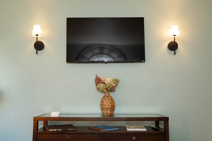 智能电视和快速无线网络让您在住宿期间保持娱乐。 