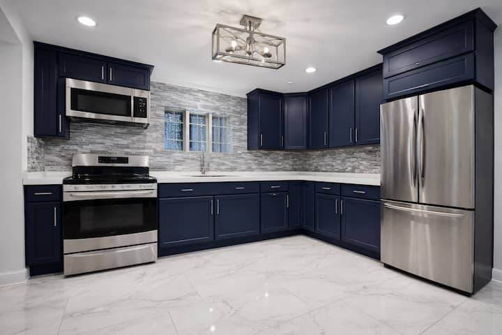 South Shore Luxury 5br/2ba Duplex + Parking - Hammond, IN
