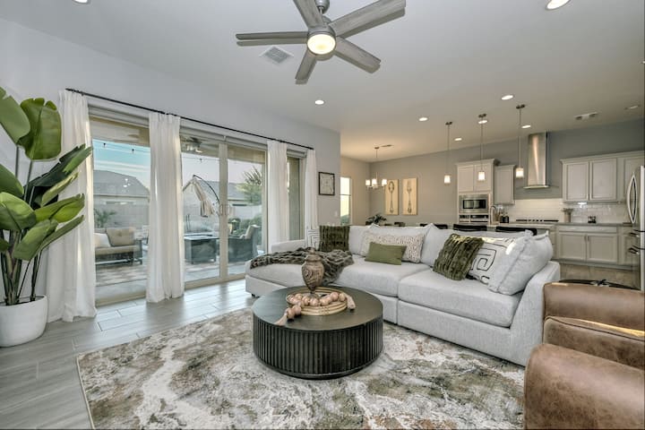 Family-friendly 5 Br Home - Heated Pool Included - Buckeye, AZ