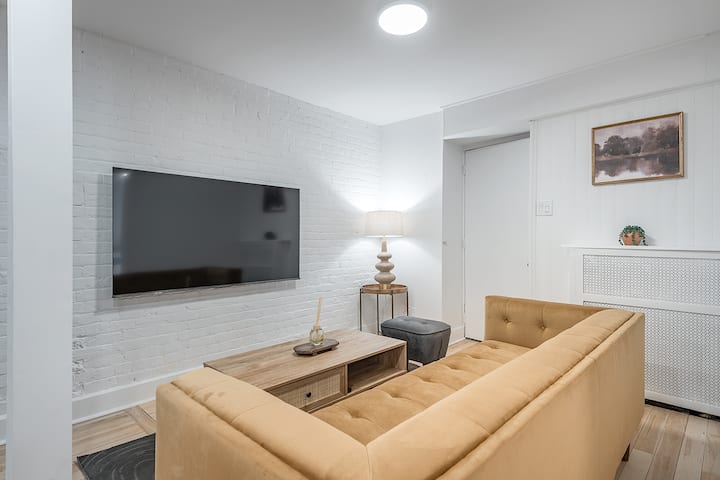 Neat 2br | King Bed & Outdoor Parking - Montreal