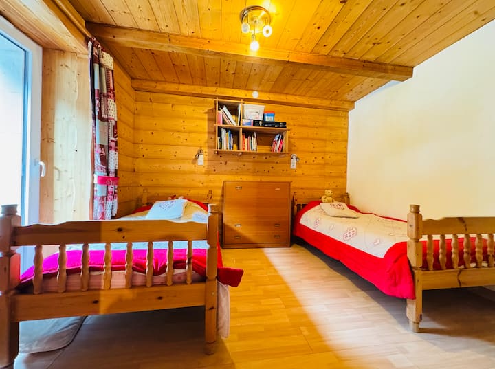 2 lits simples et au besoin 1 lit commode.