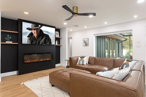 Top performing Airbnb: Modern Lake Austin basecamp. Boating + Spa + Chill in Mansfield River Place