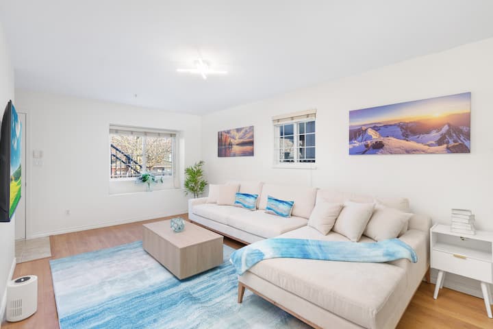 3 Br W Large Living & Dining Rooms: 5 Min Skytrain - Vancouver