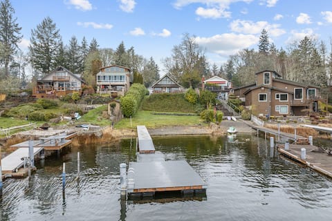 sleeps 31, 4 houses, game room, hot tub, lake, bbq