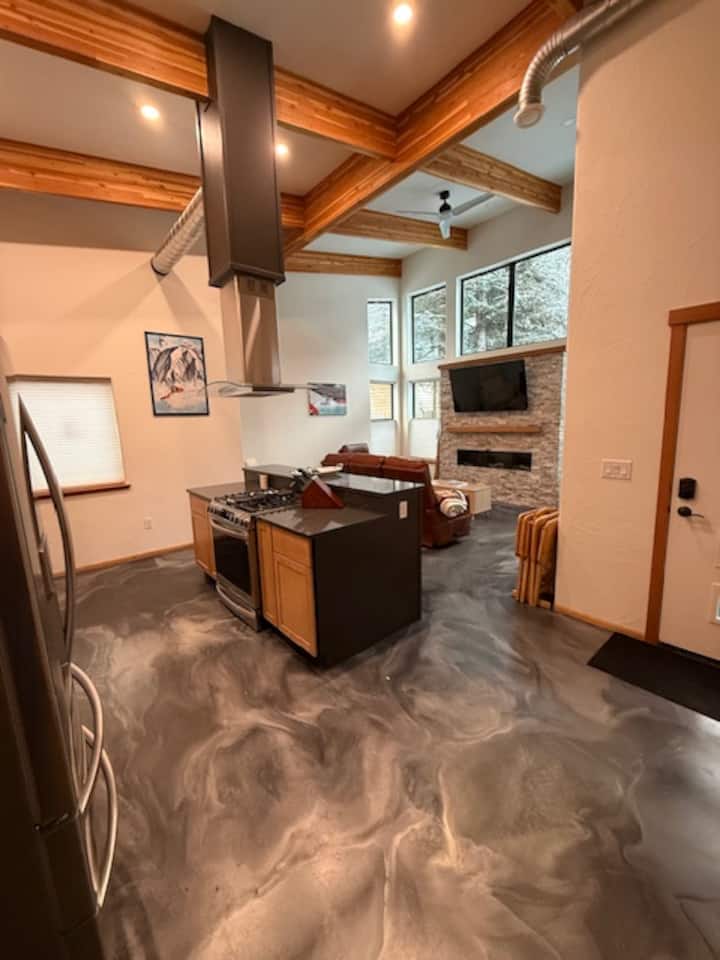 Max's View Modern 2 Br Condo-steps To Lifts - Girdwood, AK