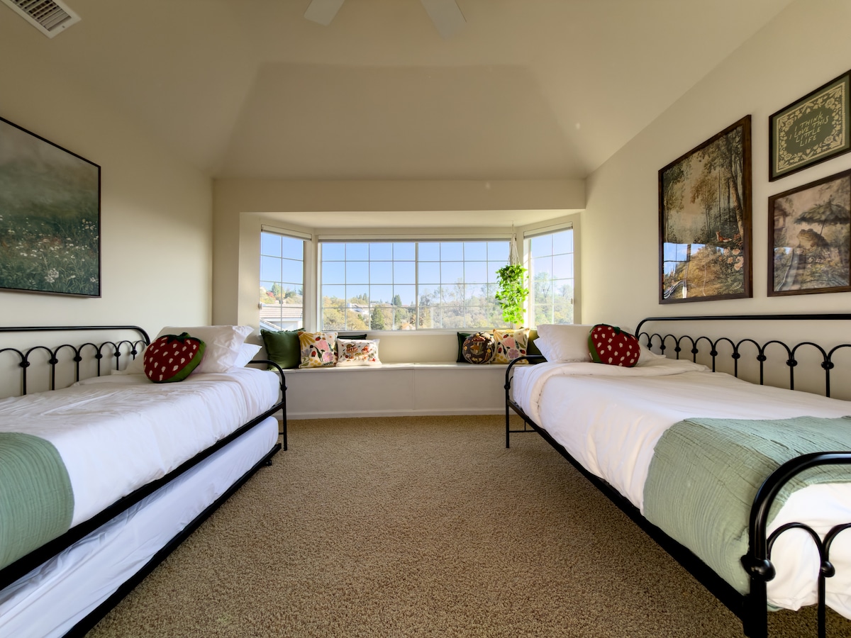 2张单人床（一张带有脚轮）