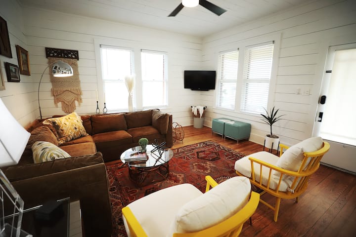 *New* Walk To Town| Myona On Alamo | King Beds - Brenham, TX