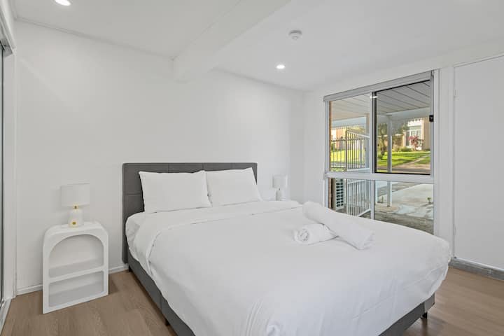 Private King-bed Suite Near Garden City W/ Kitchen - Springwood