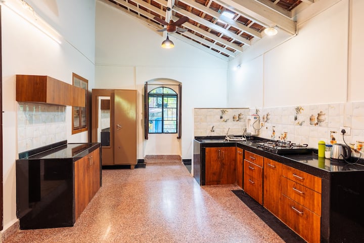Full kitchen image 1