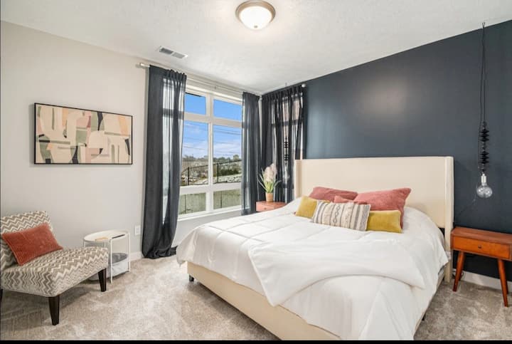 Luxury Dundee Oasis + 2 Master Beds With Garage - Omaha, NE